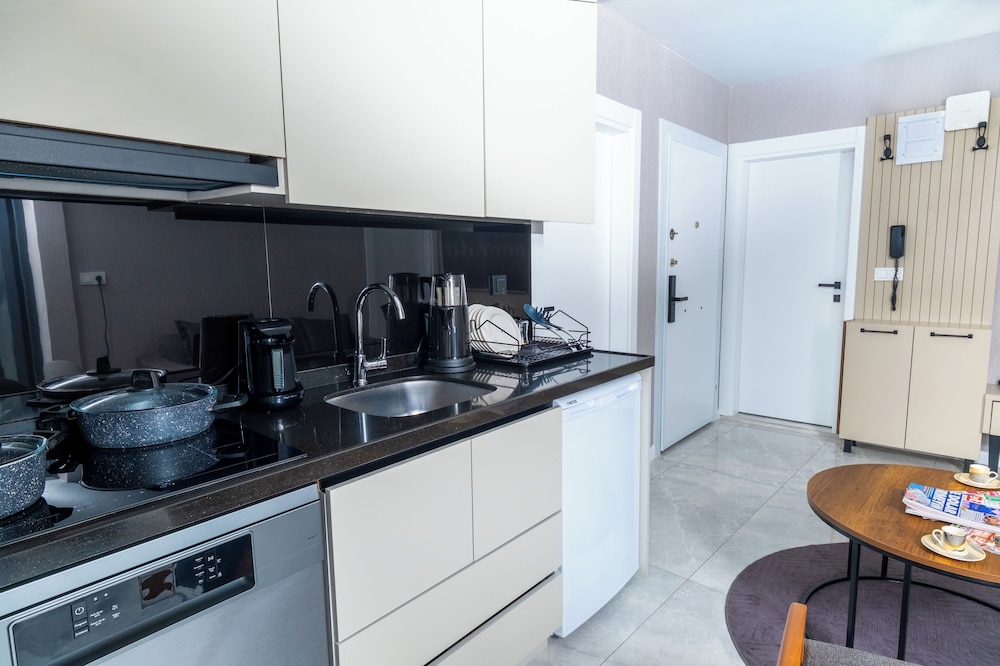 Luxury Life Suites 38/50
