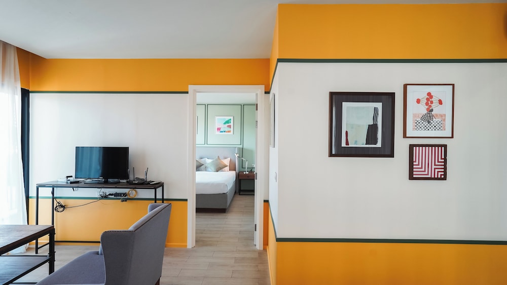 DLUX Condominium 31/44