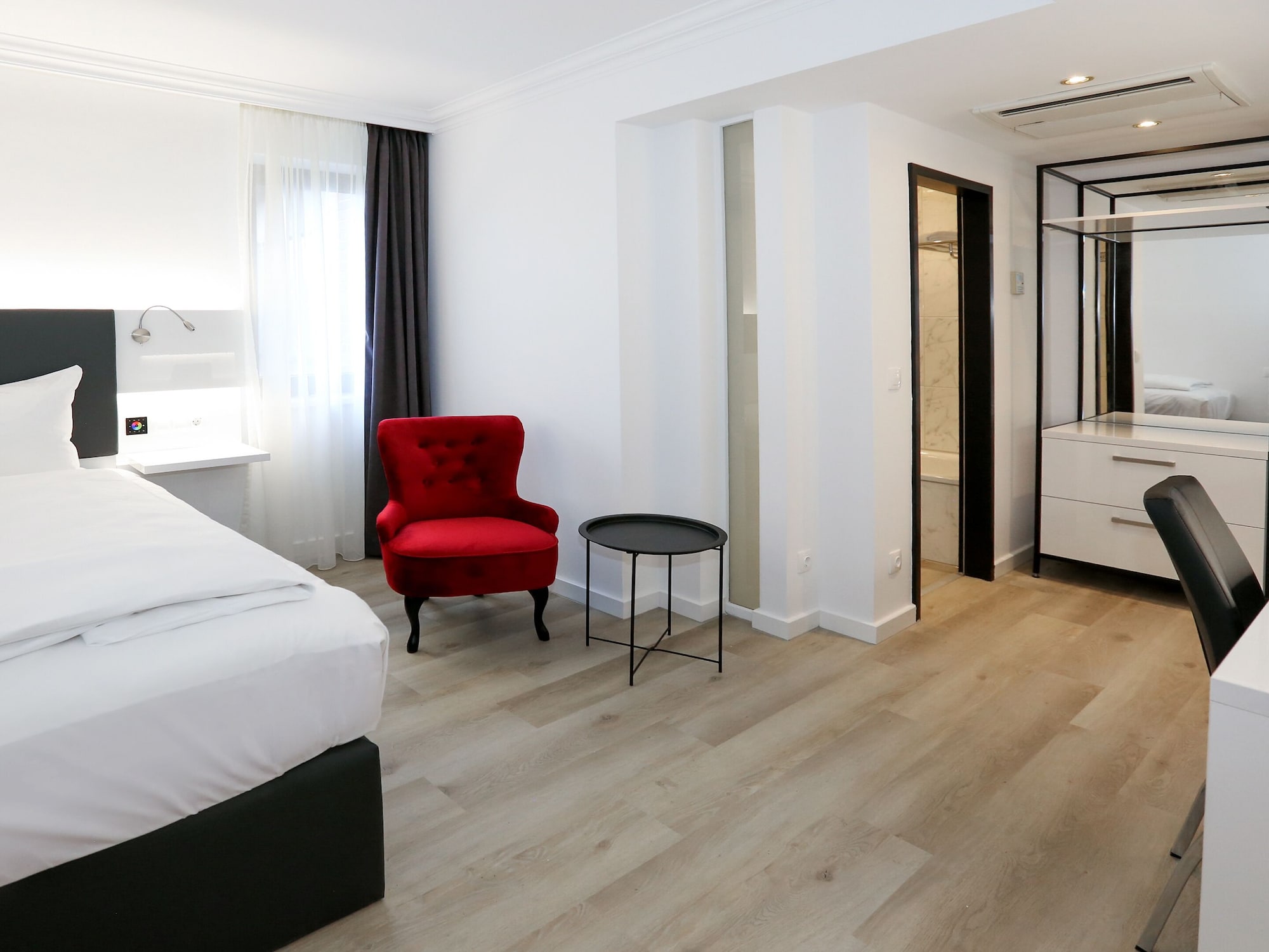 ROOM, SINGLE