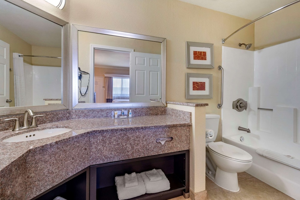 Comfort Inn & Suites Huntington Beach 19/43