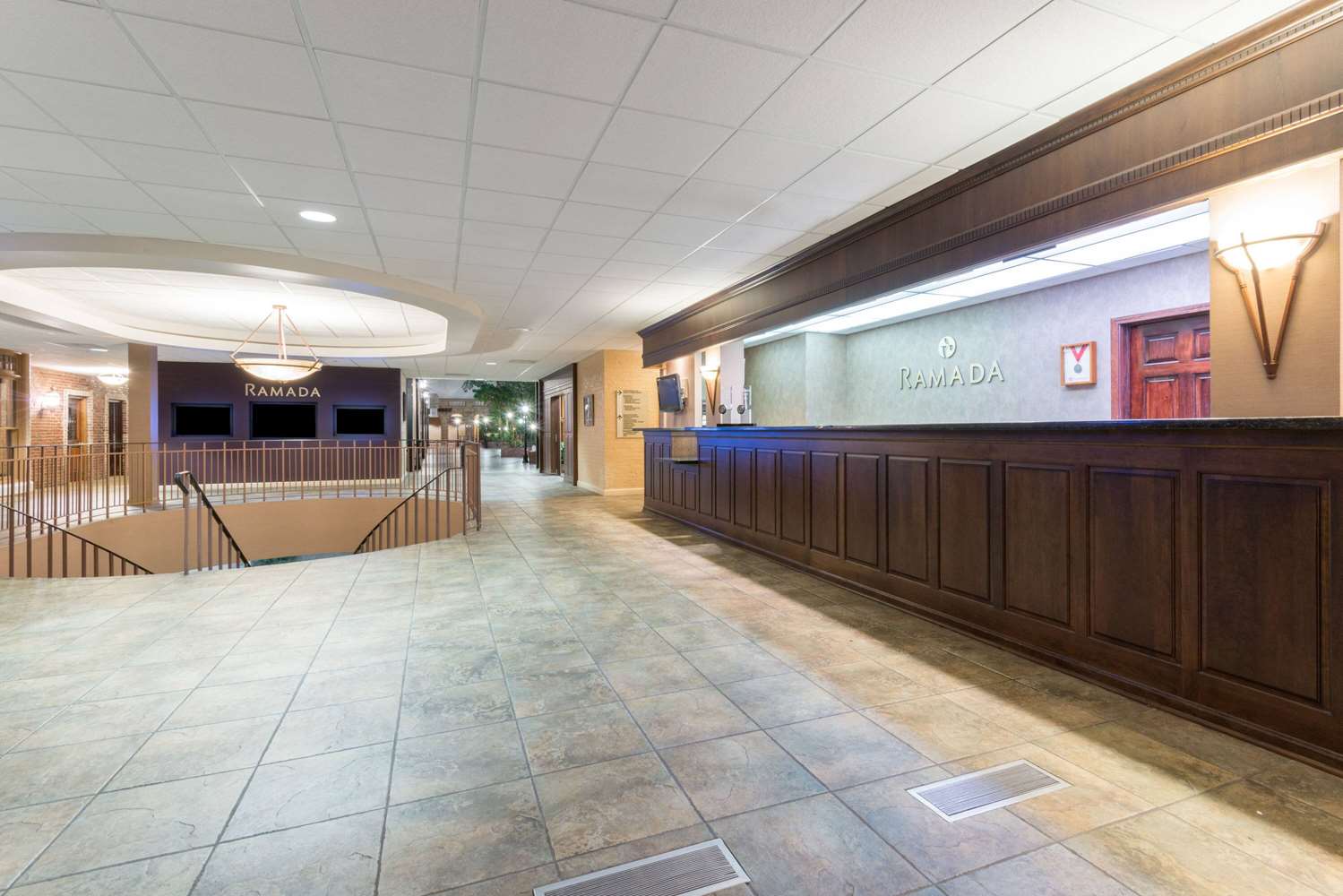 Ramada By Wyndham Topeka Downtown Hotel And Convention Center 7/36