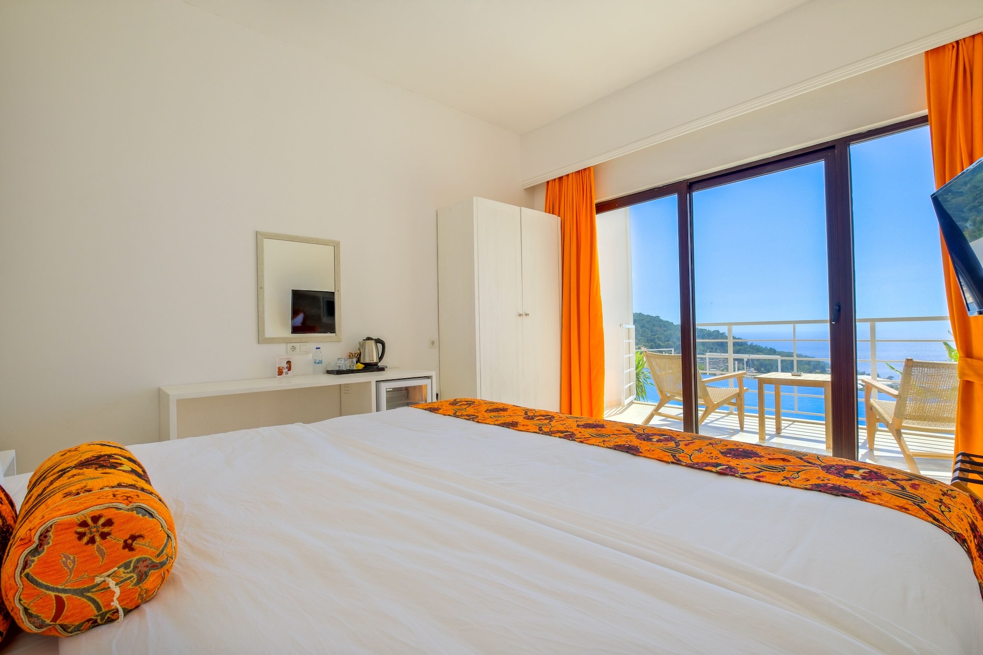 DELUXE, DOUBLE BED