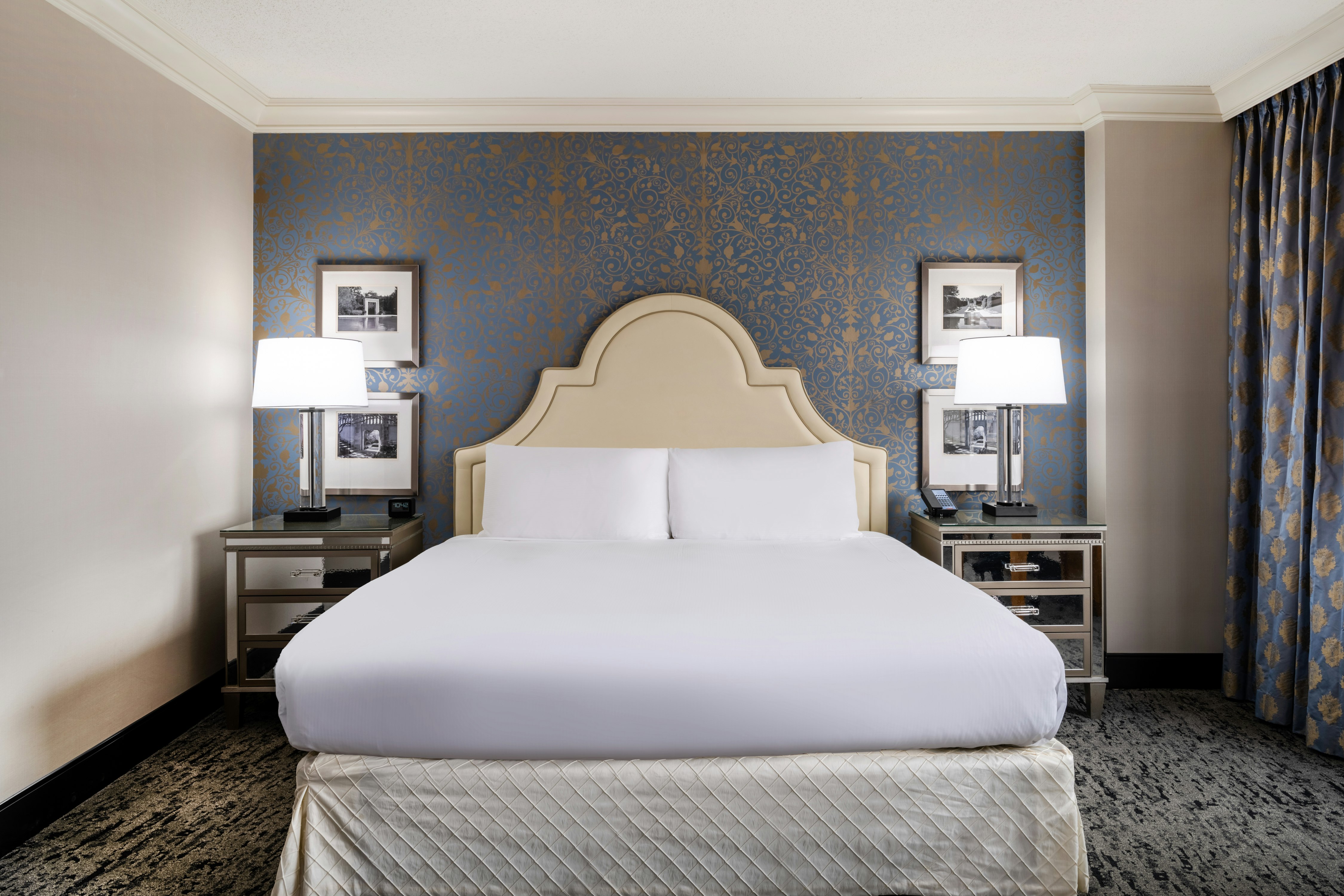 DELUXE, KING BED
