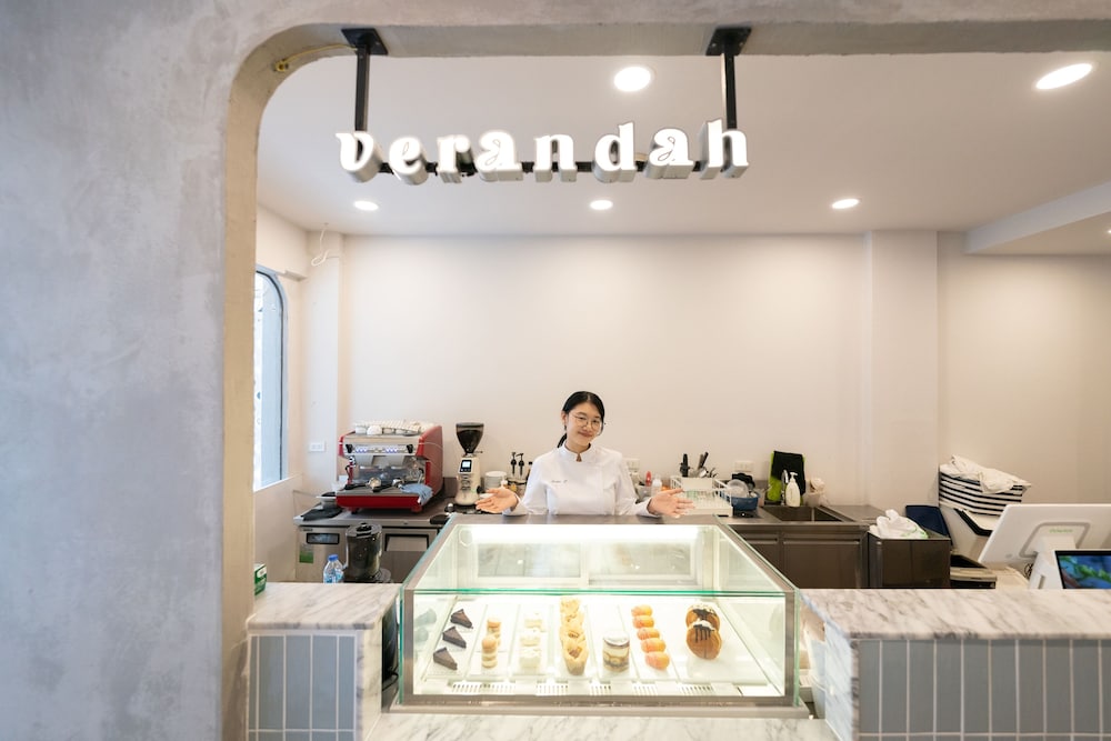 The Verandah Hotel 18/70