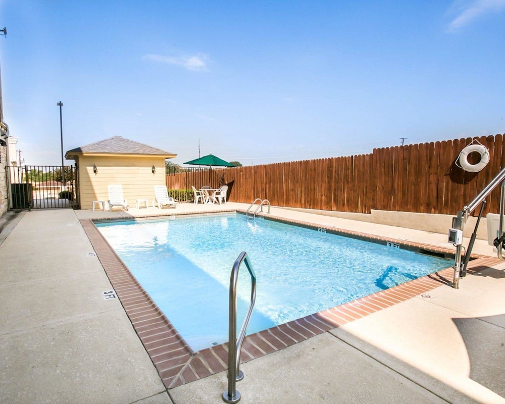 Sleep Inn & Suites Gonzales near Palmetto State Park 28/50
