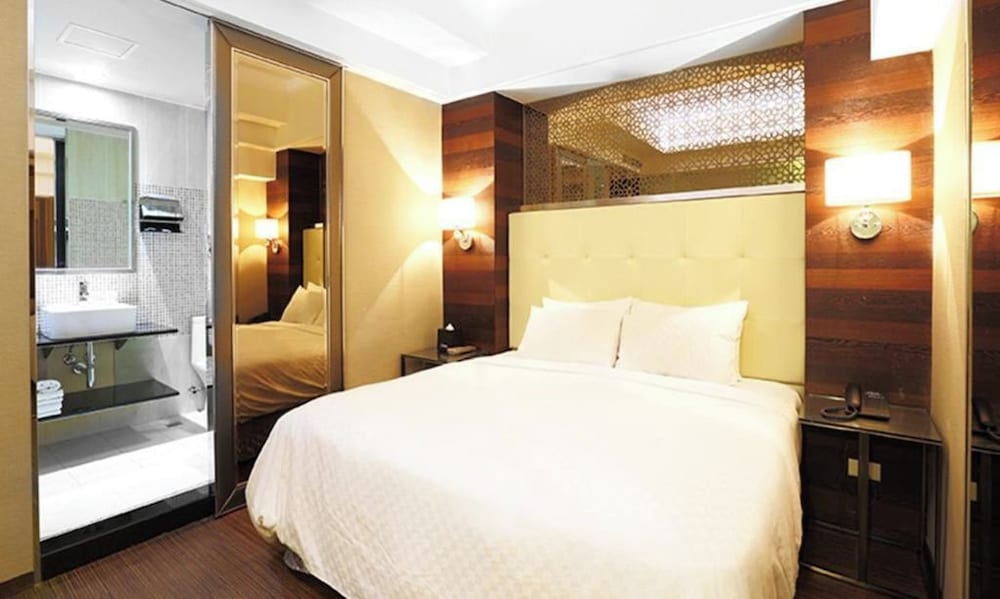 Royal Group Hotel Ho Yi Branch 8/18