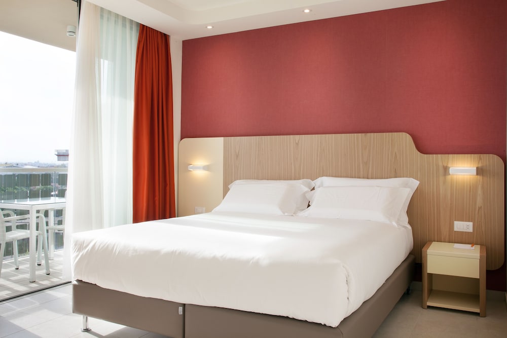 DELUXE, DOUBLE OR TWIN BED