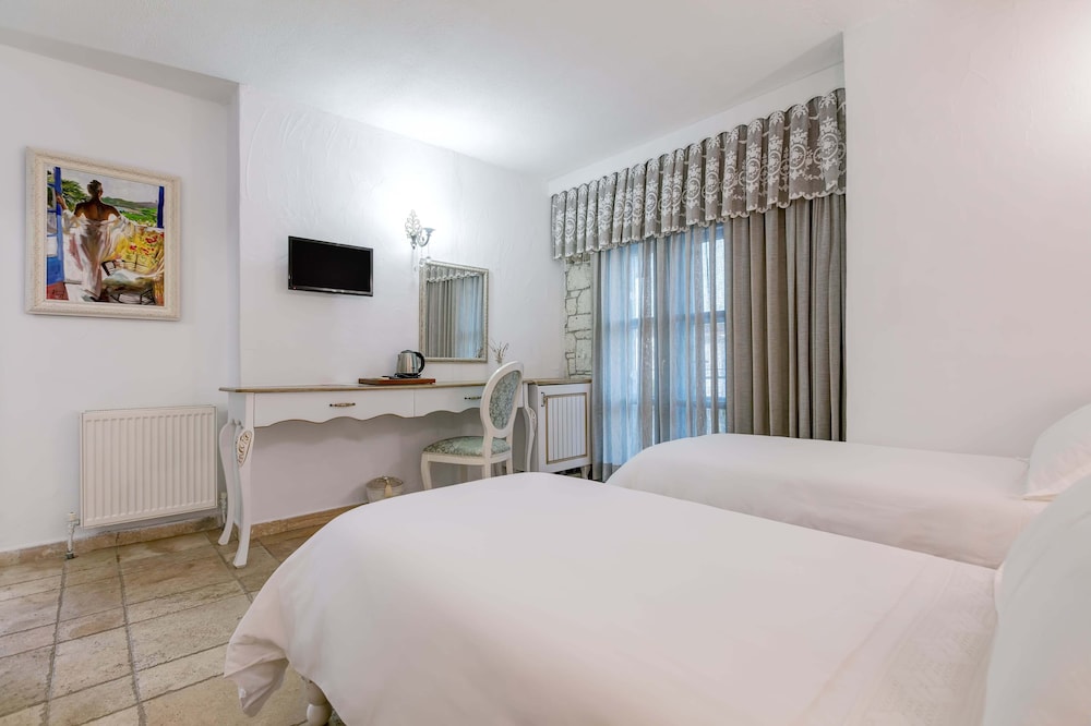 DELUXE, DOUBLE OR TWIN BED, CITY VIEW
