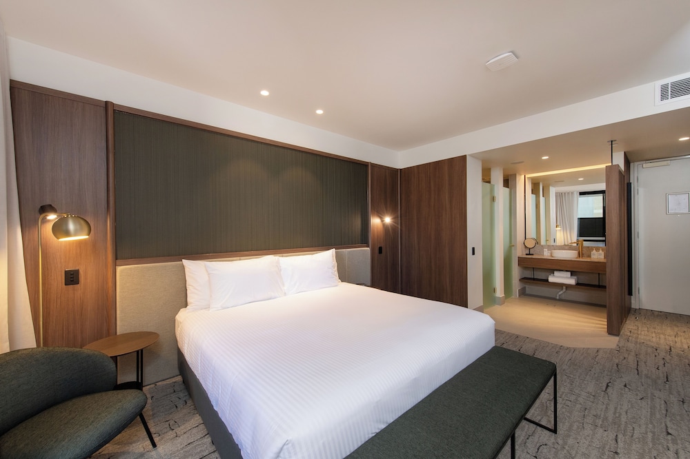 The George Glenelg 26/61