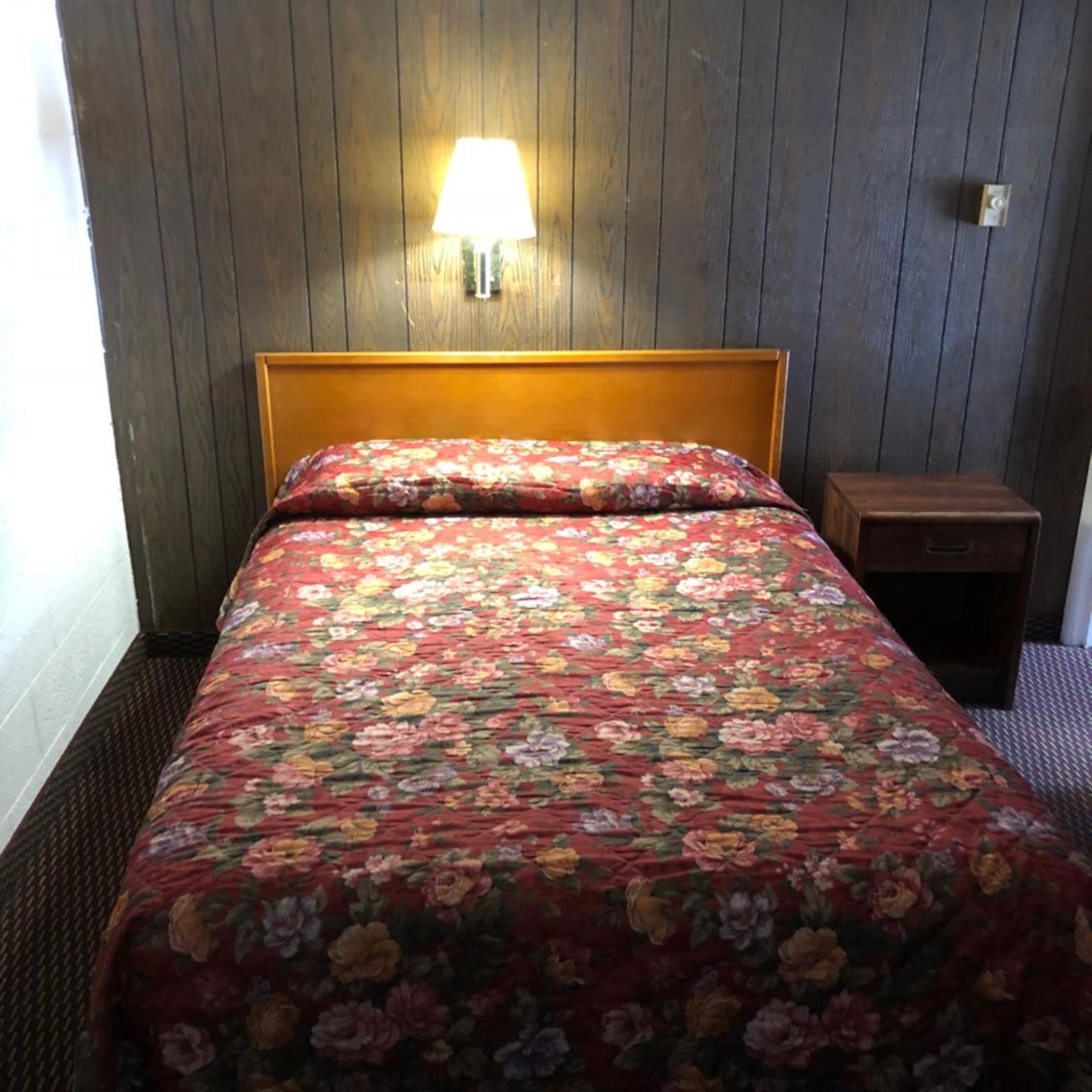 Sun 'n Snow Motel 27/50