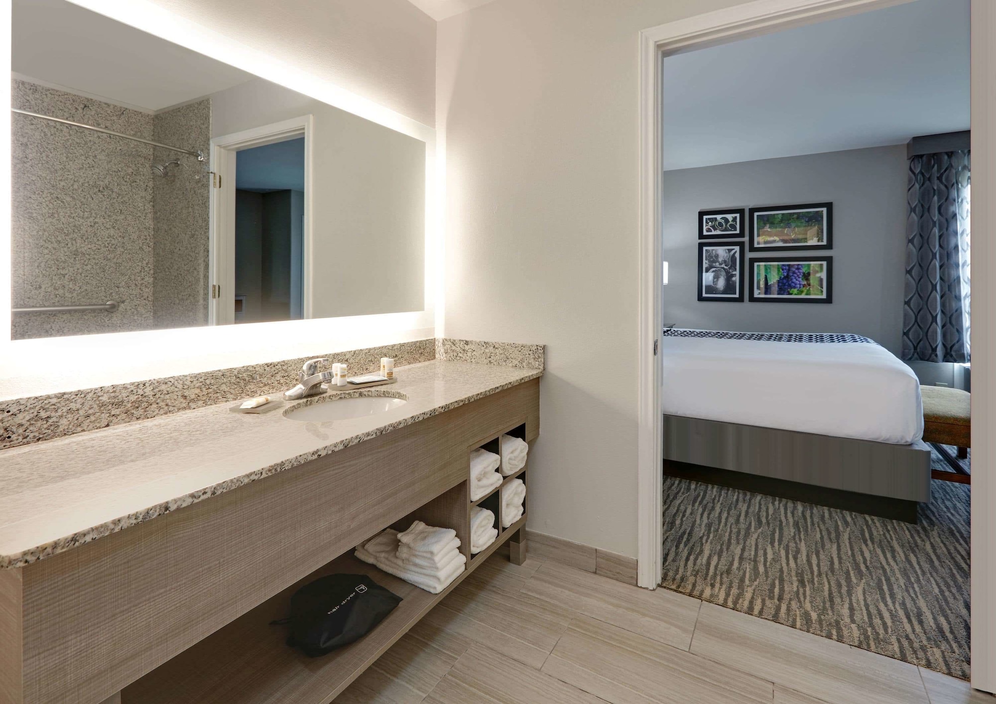 جناح بسرير كينج بغرفة نوم واحدة، La Quinta Inn & Suites by Wyndham Fredericksburg 4/4