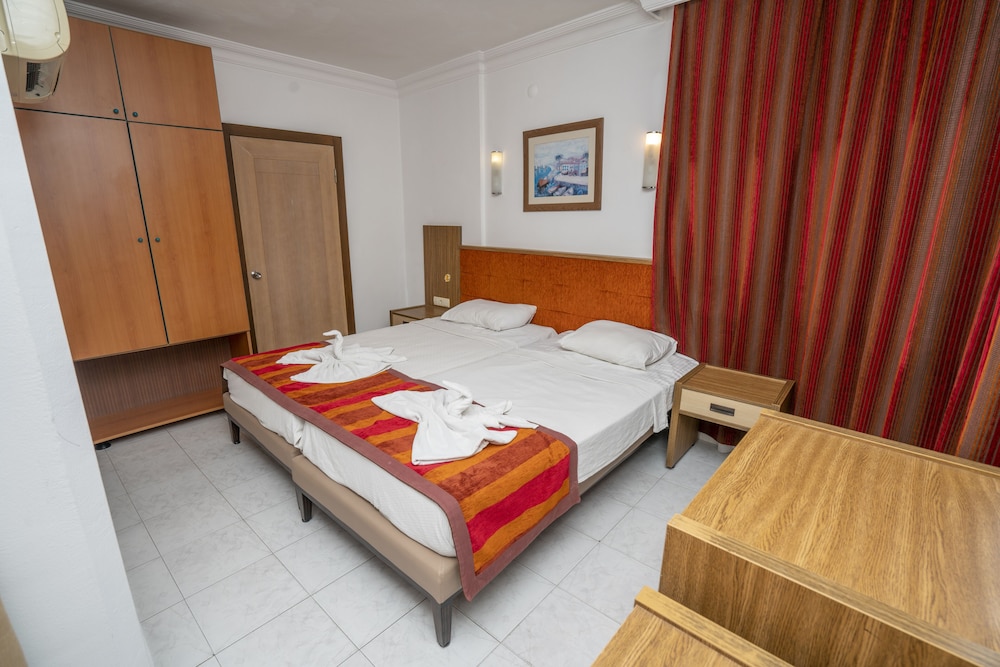 PANORAMIC, SUITE, PARTIAL SEA VIEW
