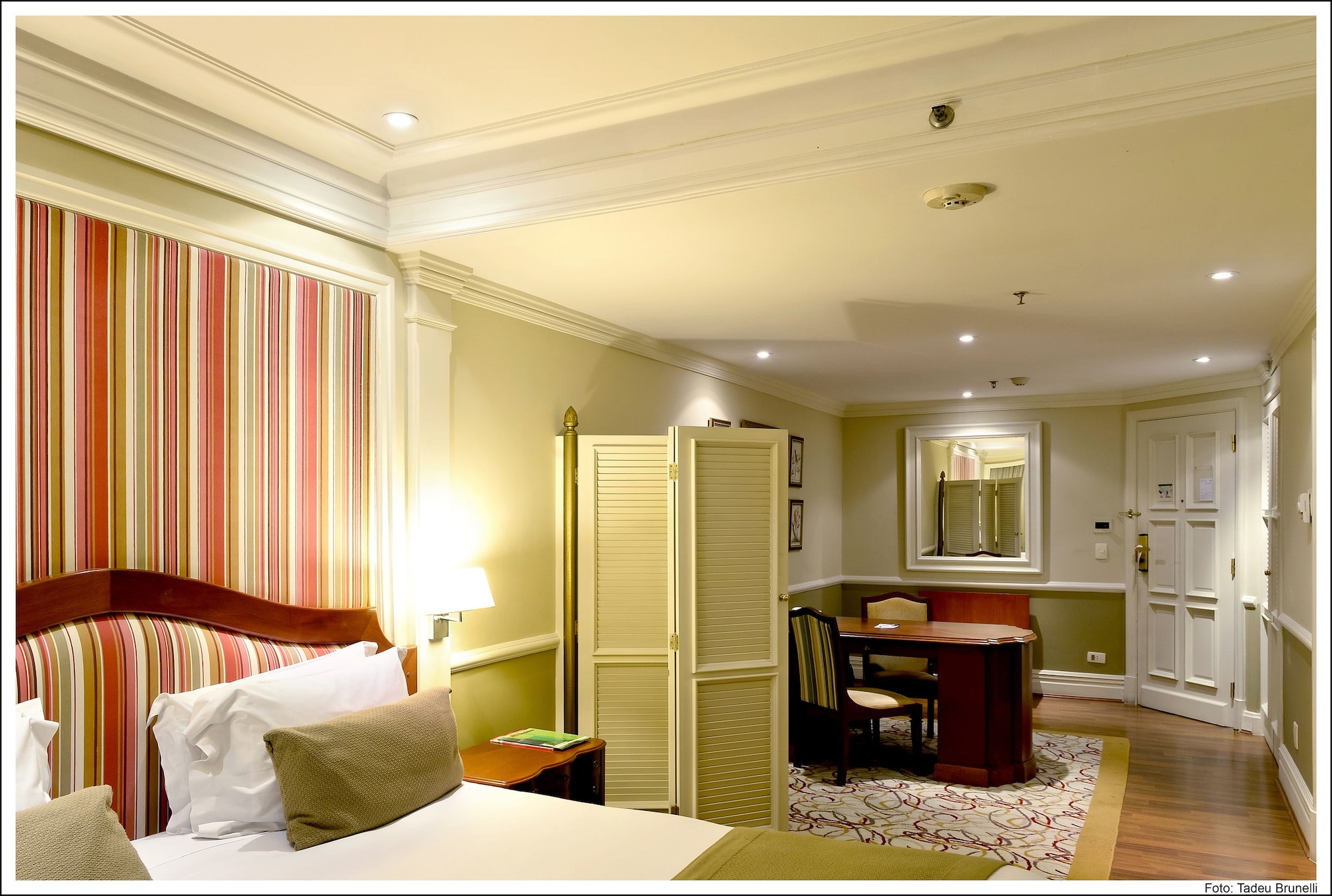 EXECUTIVE, KING BED
