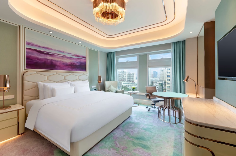 Collection, King Bed, City View