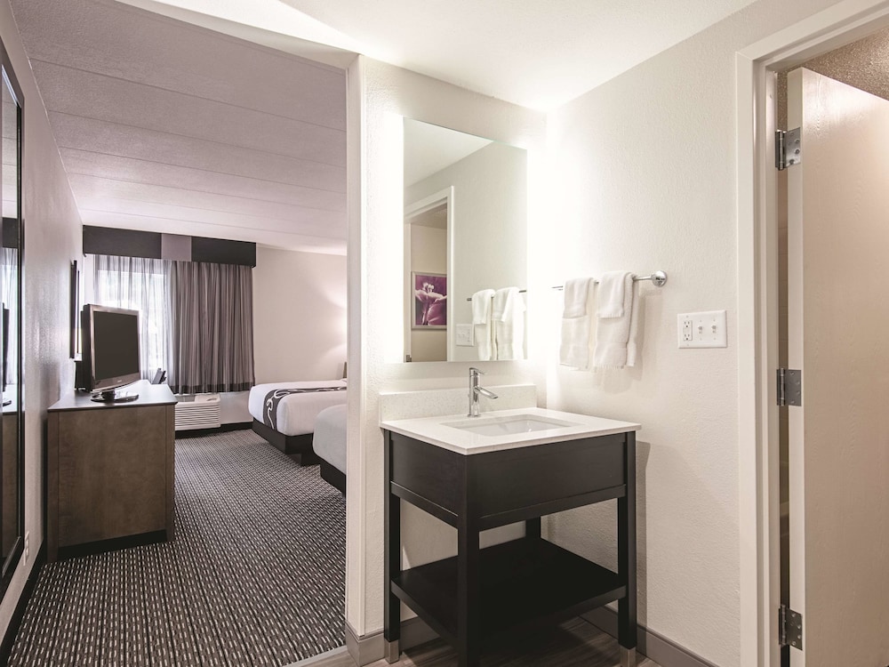 La Quinta Inn and Suites by Wyndham Portland 35/50
