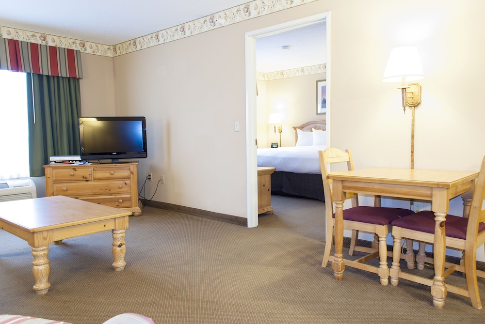 Country Inn & Suites by Radisson, Cedar Falls near University 4/39