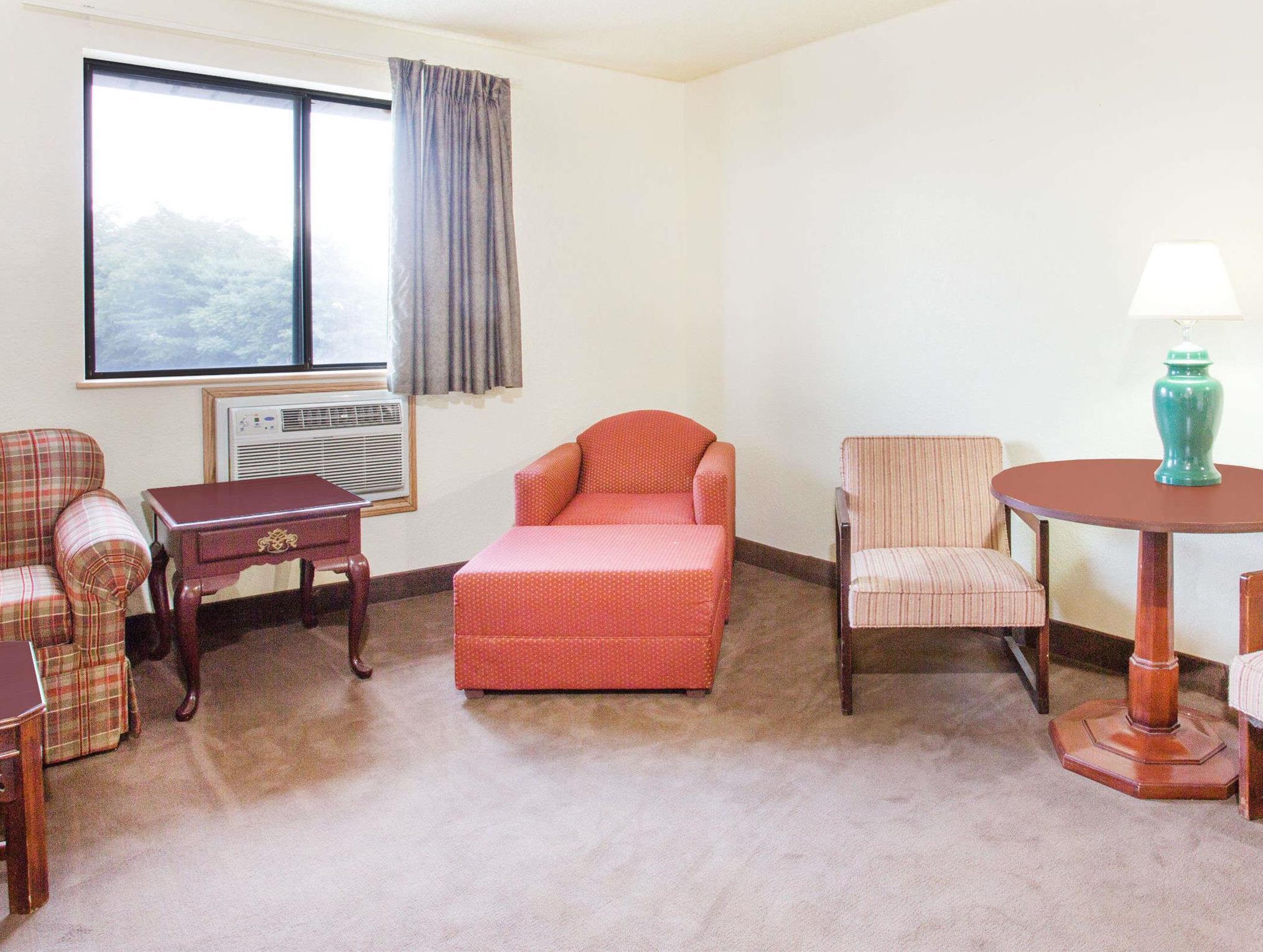 Super 8 by Wyndham Lexington VA 10/16