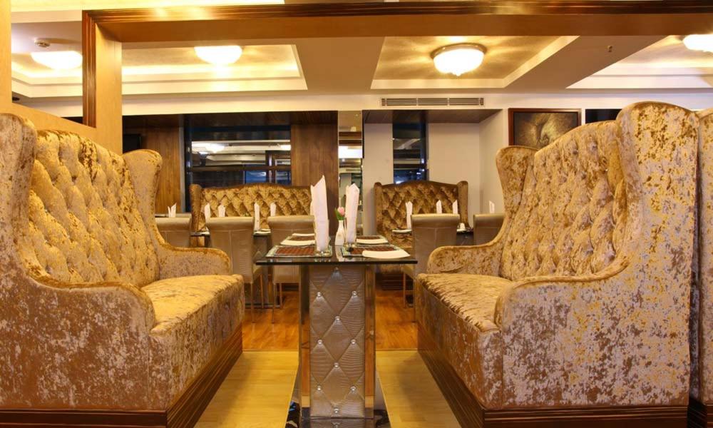 HOTEL TIGERS ROARE 35/50