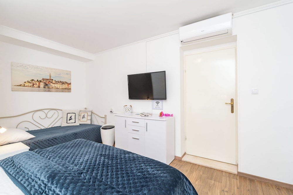 Apartments Lora 33/50
