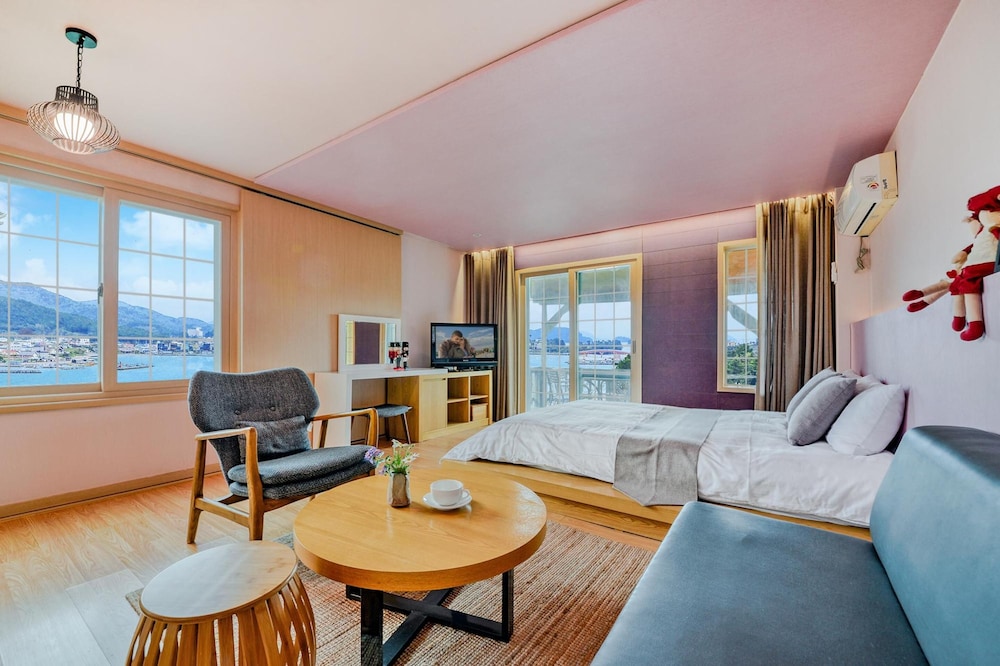 Tongyeong Mongdol House Pension 41/50
