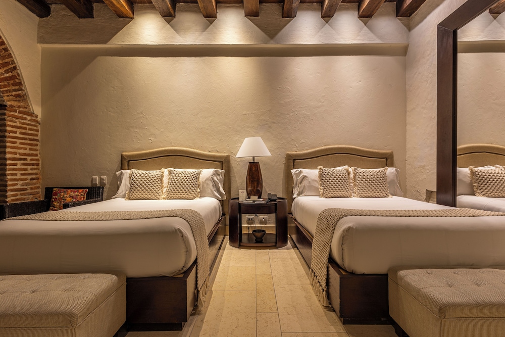 Ananda Hotel Boutique 24/70