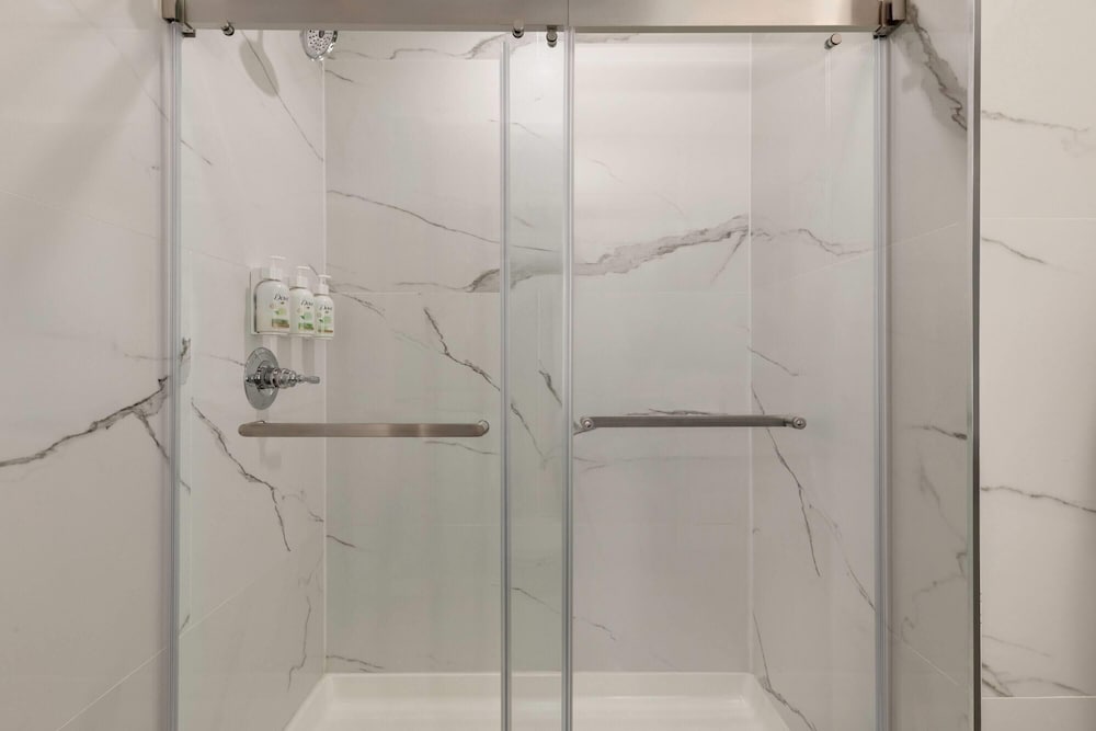 غرفة بسريرين مزدوجين، Ramada by Wyndham Brooklyn Empire Blvd 8/8