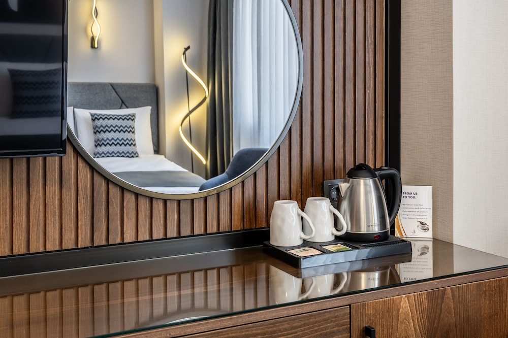 Bristol Hotel 50/50
