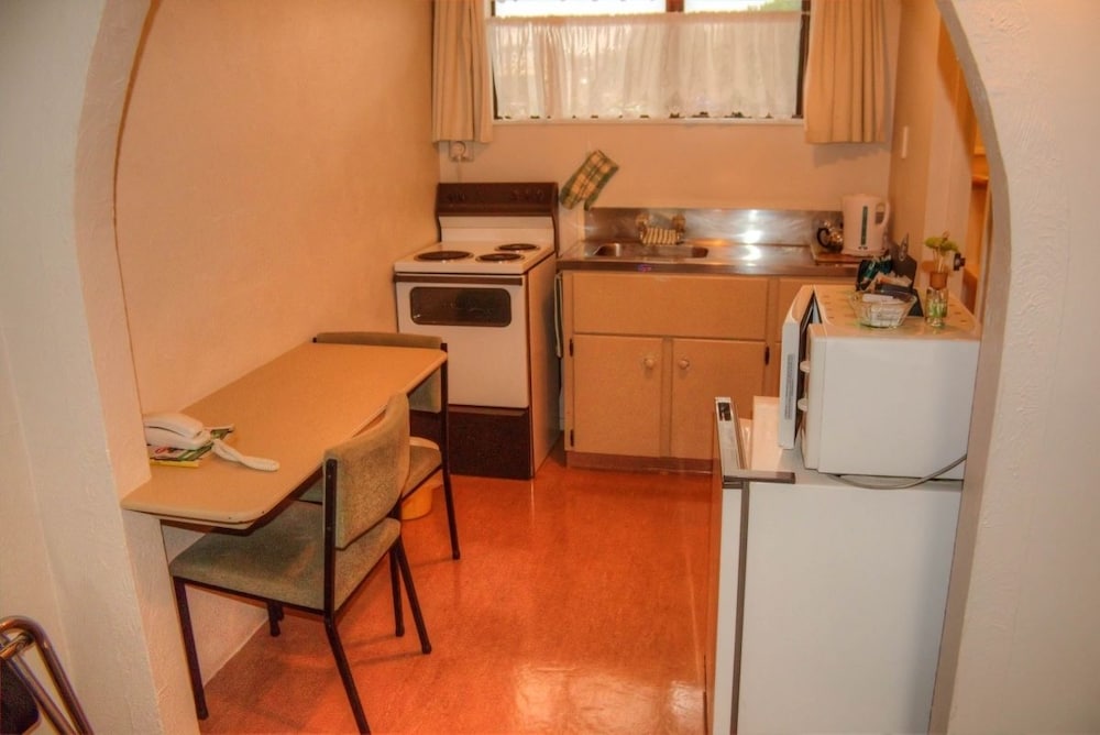 Riverside Motel 22/49