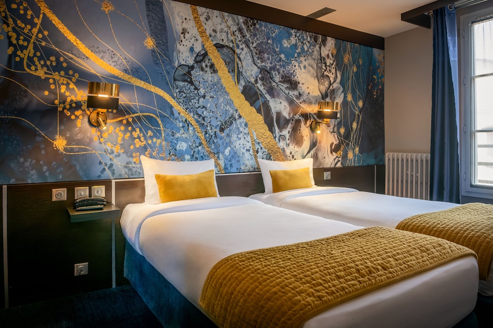 ROOM, TWIN BEDS