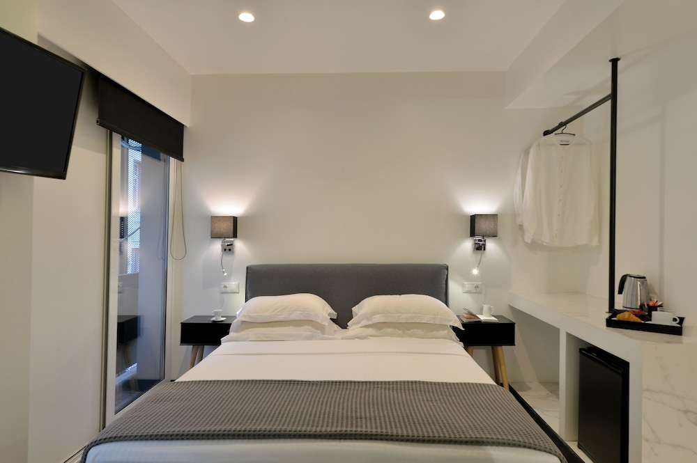 DELUXE, QUEEN BED, SOFA