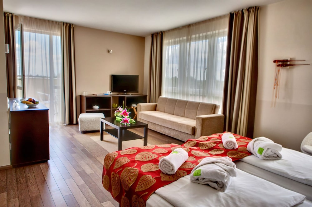 CE Plaza Hotel 9/33