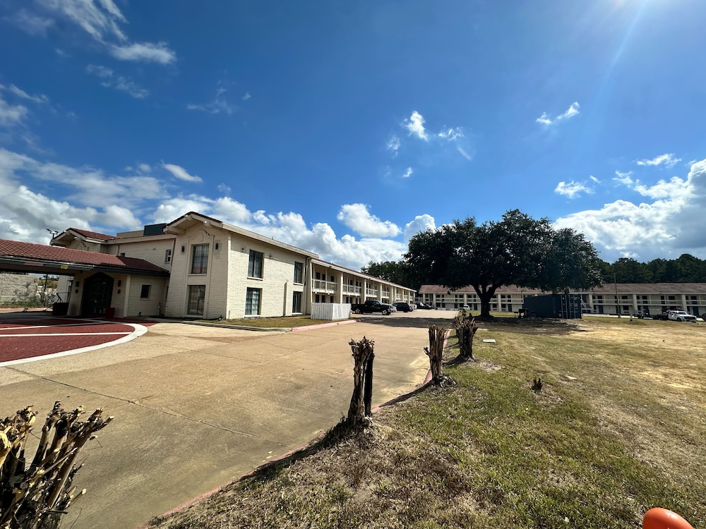 Super 8 by Wyndham Nacogdoches Near University 49/58