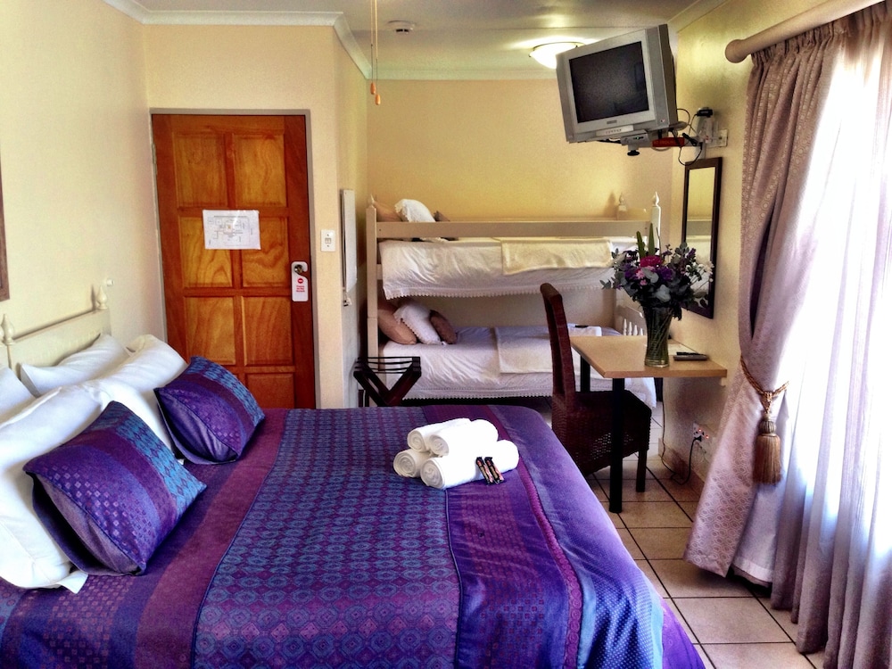 FAMILY, TWIN BEDS