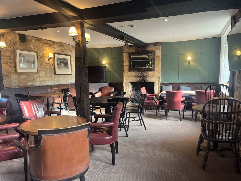 Noel Arms Hotel 41/49