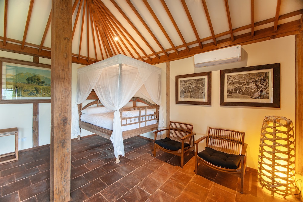 غرفة بسرير كوين مع أريكة، Sumberkima Hill Private Villa Retreat 9/9