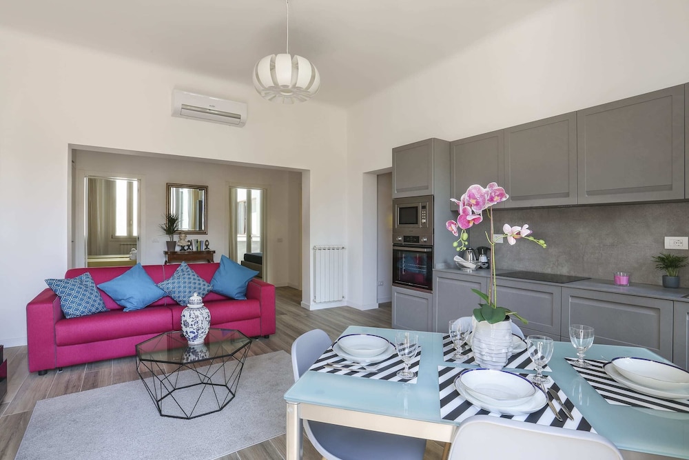 Florence Apartment Great Location - Hosted by Sweetstay 8/14