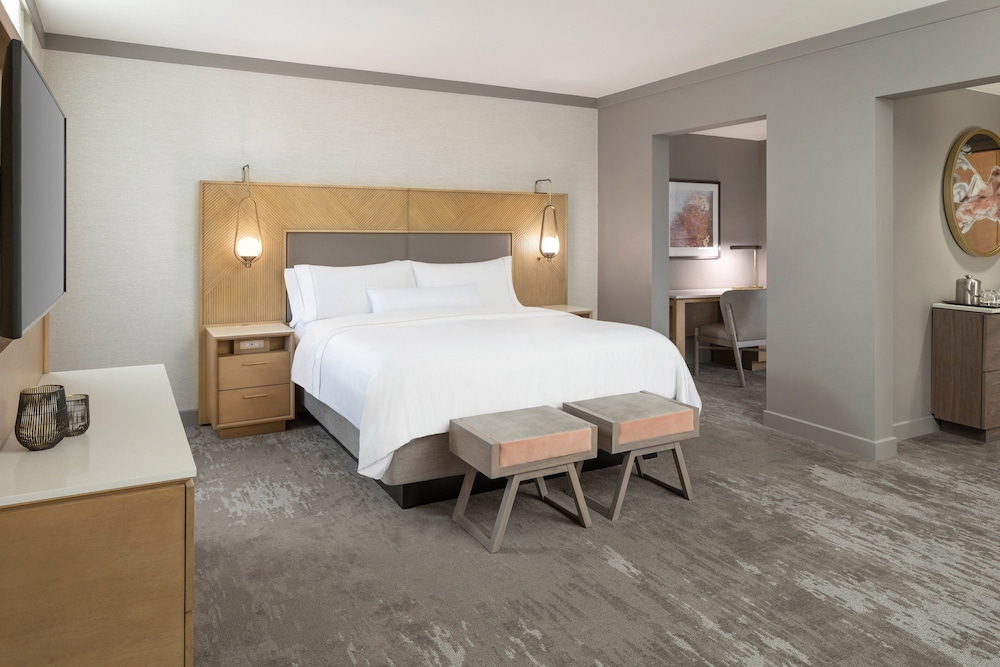 Junior Suite, King Bed, Resort View, Accessible