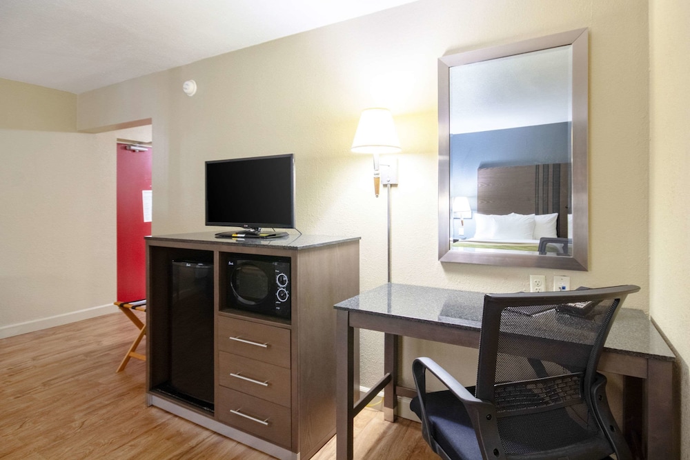 Econo Lodge Inn and Suites I-35 at Shawnee Mission 27/32