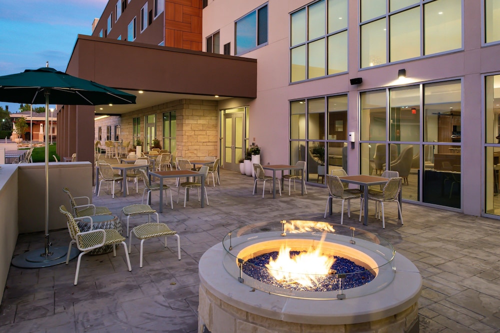 Element Overland Park 32/39