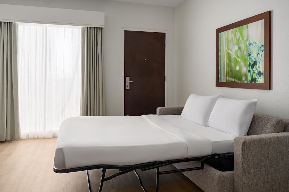 DELUXE, SUITE, KING BED, ACCESSIBLE