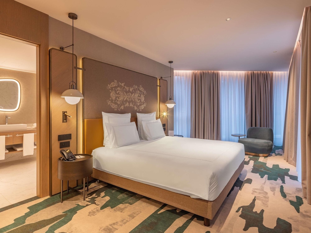 Deluxe, Suite, King Bed, Atrium View