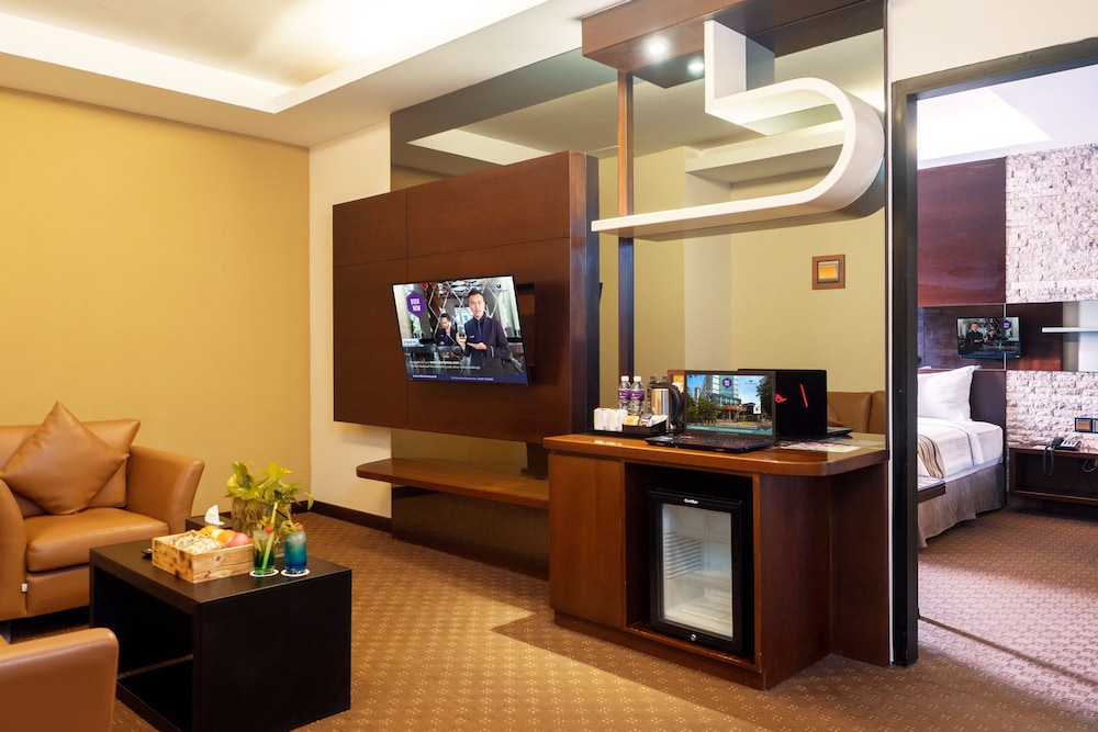 Fox Hotel Nagoya Batam 46/69