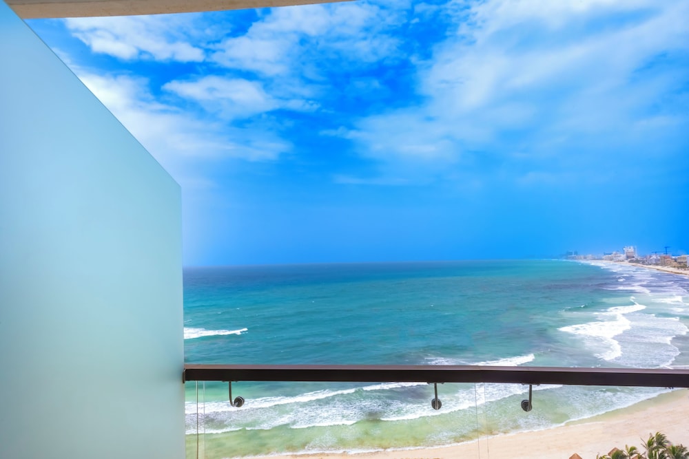 Altitude By Krystal Grand Punta Cancun All Inclusive 69/75