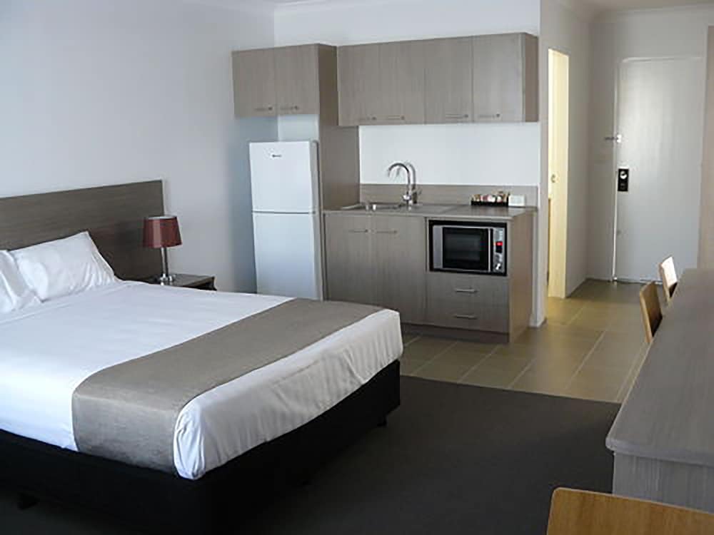 ADELONG MOTEL 10/29