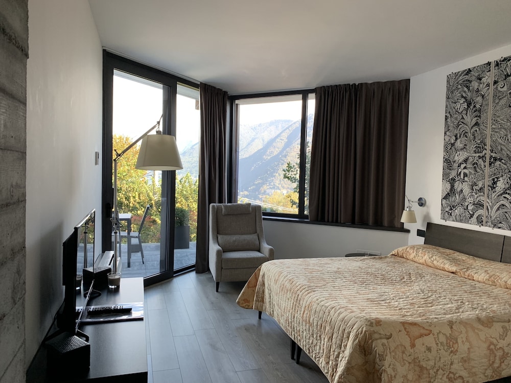 DELUXE, DOUBLE OR TWIN BED, LAKE VIEW, TERRACE