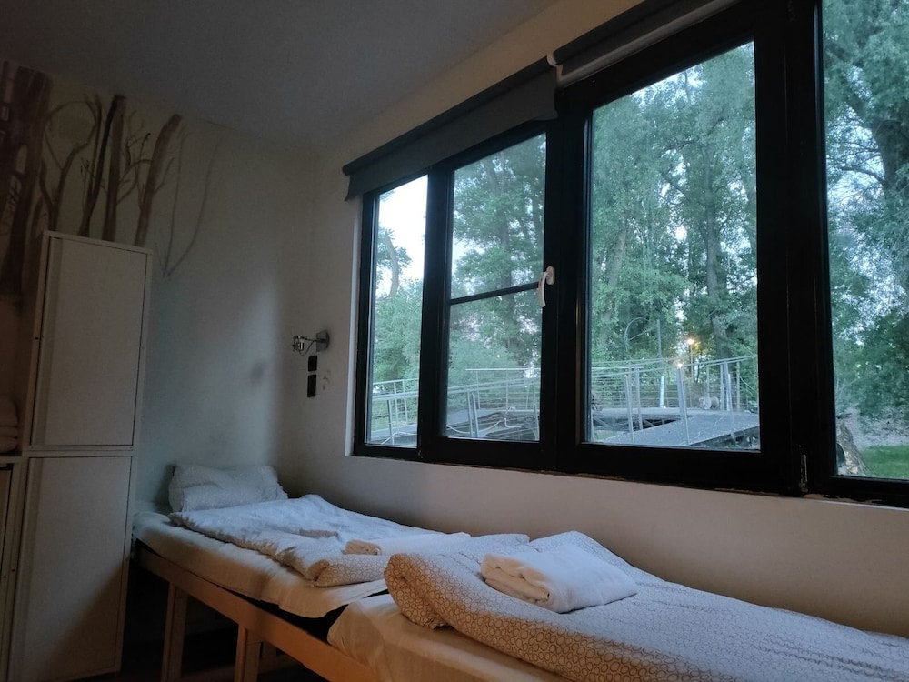 Arkabarka Floating Hostel And Apartments 6/83