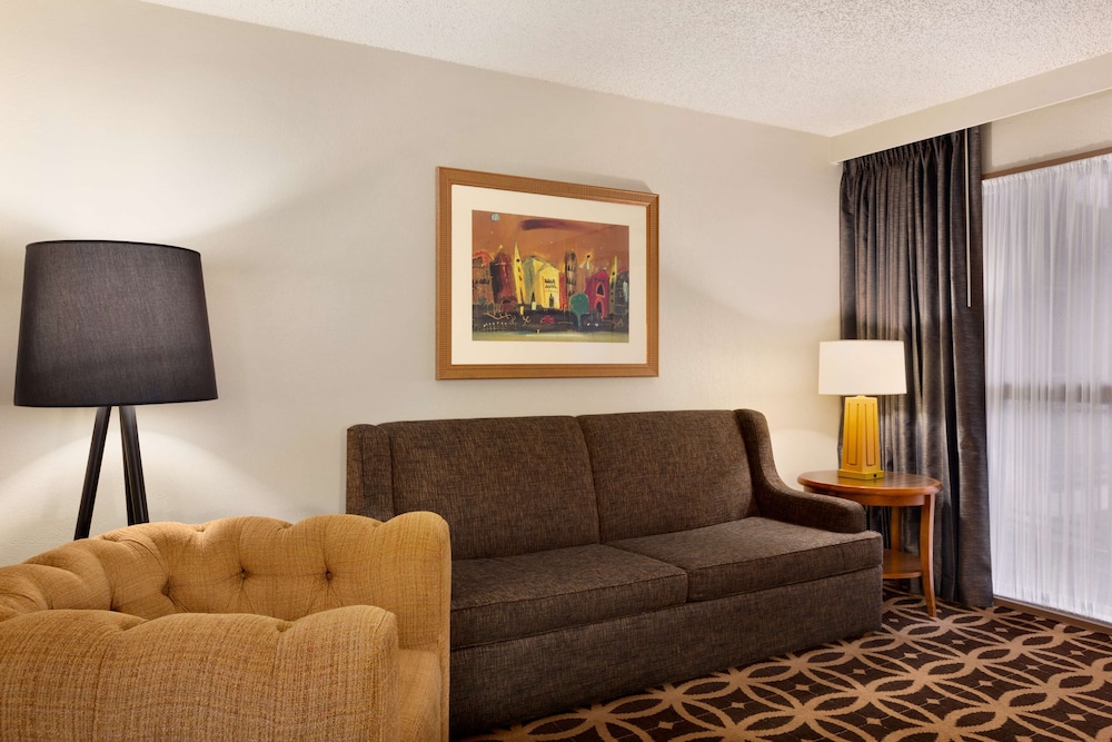 The Signature Suites 26/67