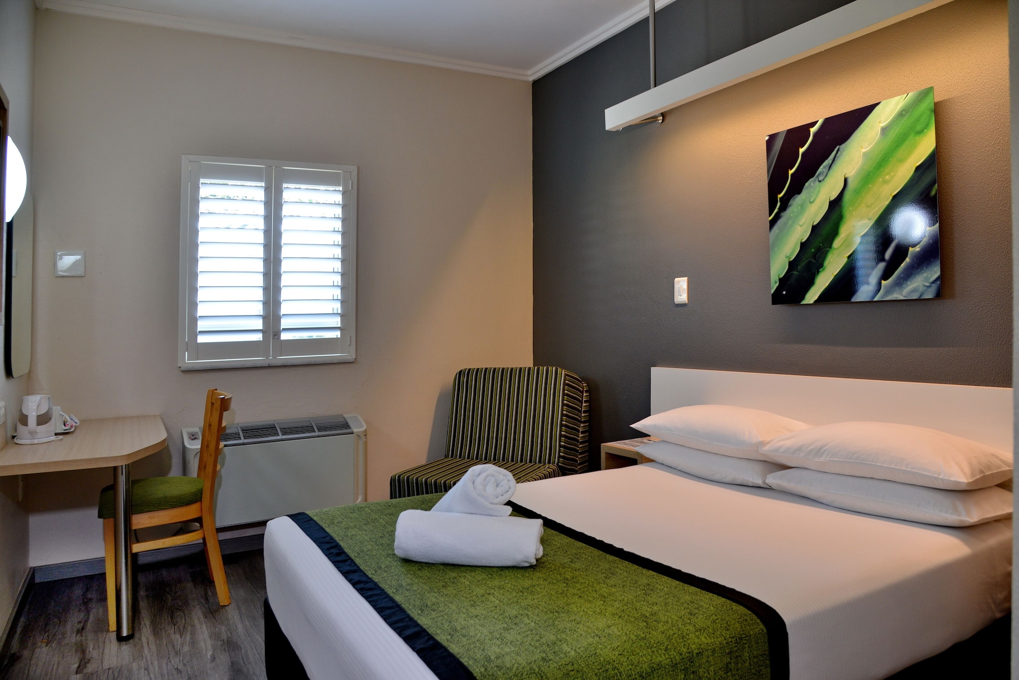 ROOM, DOUBLE BED