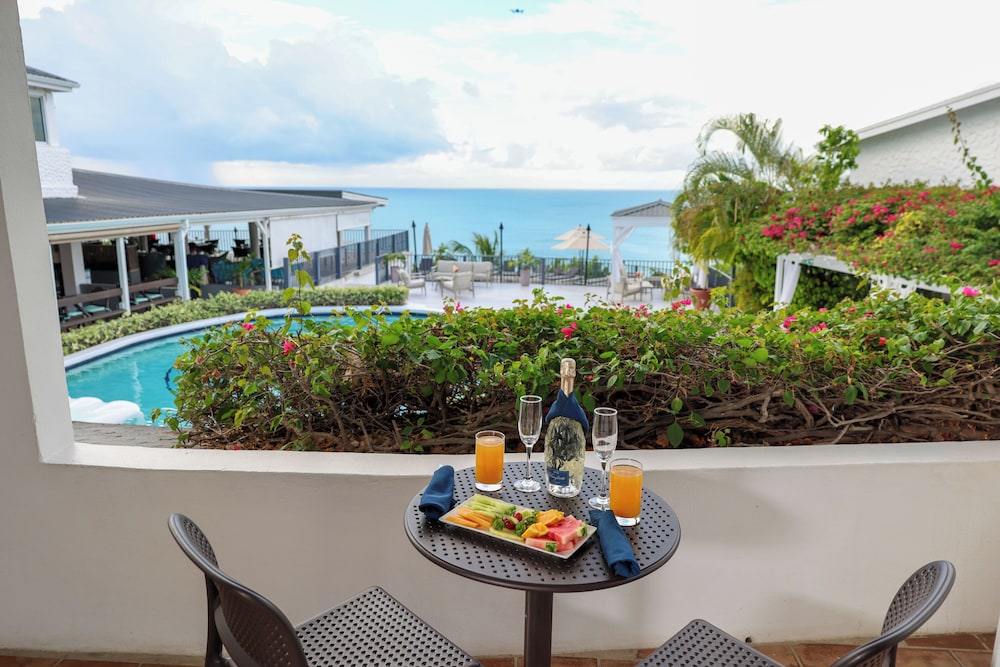 TRADE WINDS HOTEL 52/69