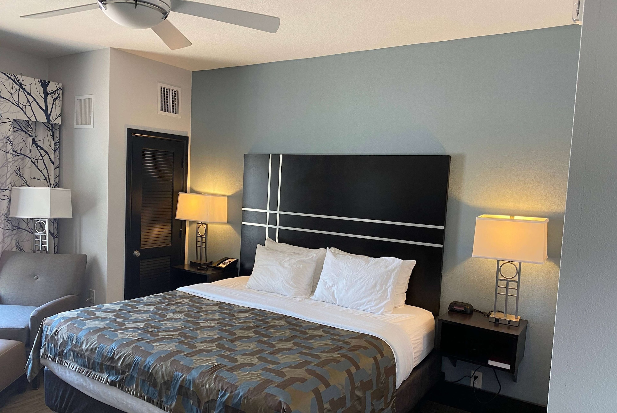 ROOM, KING BED